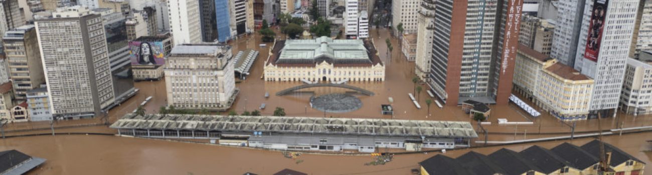 A ocorrência de eventos extraordinários, como o triste caso das enchentes devastadoras no Rio Grande do Sul em 2024, trouxe à tona a importância do reequilíbrio econômico-financeiro em contratos públicos e privados. Esses fenômenos não apenas impactam a vida das comunidades, mas também afetam a execução de contratos firmados antes de sua ocorrência. O Impacto de Calamidades em Contratos Eventos como enchentes podem alterar significativamente as condições originalmente previstas nos contratos. O aumento de custos devido à indisponibilidade de materiais ou a extensão dos prazos de execução, o encarecimento de mão de obra ou a necessidade redirecionamento de recursos para reparos emergenciais são alguns dos fatores que podem impactar significativamente a execução de um contrato. A legislação brasileira, por meio da Lei de Licitações e Contratos (Lei nº 14.133/2021), prevê mecanismos para reequilibrar contratos, a qualquer tempo de sua vigência, em casos de força maior ou caso fortuito. O processo de reequilíbrio serve para manter a justa remuneração nesses contratos, que só é alcançado quando a retribuição aos encargos assumidos está equilibrada. Portanto com o aumento dos encargos contratuais em uma situação calamitosa é necessário um reequilíbrio das retribuições. O reequilíbrio previsto por lei se dá por meio de ações como a aplicação de taxas de atualização sobre valores do contrato, repactuação de valores, extensão dos prazos de entrega entre outros mecanismos jurídicos. No entanto, a aplicação dessa norma requer uma análise técnica minuciosa para justificar as alterações nos valores contratados. O Papel da Perícia no Reequilíbrio A atuação de peritos econômico-financeiros é essencial nesse processo. Eles avaliam: • O impacto financeiro do evento no contrato; • A proporcionalidade dos reajustes solicitados; • A conformidade das alterações com a legislação vigente. Um laudo técnico pericial detalhado pode ser determinante para aprovar ou contestar um pedido de reequilíbrio, pois por meio do mesmo é possível comprovar se houve algum tipo de desequilibro na justa remuneração, sua magnitude e o reparo necessário. Assim, garantindo justiça tanto para contratantes quanto para contratados. O reequilíbrio não é apenas uma ferramenta jurídica, mas também uma forma de manter relações contratuais saudáveis e justas, mesmo em tempos de crise. A ocorrência de eventos extraordinários, como o triste caso das enchentes devastadoras no Rio Grande do Sul em 2024, trouxe à tona a importância do reequilíbrio econômico-financeiro em contratos públicos e privados. Esses fenômenos não apenas impactam a vida das comunidades, mas também afetam a execução de contratos firmados antes de sua ocorrência. O Impacto de Calamidades em Contratos Eventos como enchentes podem alterar significativamente as condições originalmente previstas nos contratos. O aumento de custos devido à indisponibilidade de materiais ou a extensão dos prazos de execução, o encarecimento de mão de obra ou a necessidade redirecionamento de recursos para reparos emergenciais são alguns dos fatores que podem impactar significativamente a execução de um contrato. A legislação brasileira, por meio da Lei de Licitações e Contratos (Lei nº 14.133/2021), prevê mecanismos para reequilibrar contratos, a qualquer tempo de sua vigência, em casos de força maior ou caso fortuito. O processo de reequilíbrio serve para manter a justa remuneração nesses contratos, que só é alcançado quando a retribuição aos encargos assumidos está equilibrada. Portanto com o aumento dos encargos contratuais em uma situação calamitosa é necessário um reequilíbrio das retribuições. O reequilíbrio previsto por lei se dá por meio de ações como a aplicação de taxas de atualização sobre valores do contrato, repactuação de valores, extensão dos prazos de entrega entre outros mecanismos jurídicos. No entanto, a aplicação dessa norma requer uma análise técnica minuciosa para justificar as alterações nos valores contratados. O Papel da Perícia no Reequilíbrio A atuação de peritos econômico-financeiros é essencial nesse processo. Eles avaliam: • O impacto financeiro do evento no contrato; • A proporcionalidade dos reajustes solicitados; • A conformidade das alterações com a legislação vigente. Um laudo técnico pericial detalhado pode ser determinante para aprovar ou contestar um pedido de reequilíbrio, pois por meio do mesmo é possível comprovar se houve algum tipo de desequilibro na justa remuneração, sua magnitude e o reparo necessário. Assim, garantindo justiça tanto para contratantes quanto para contratados. O reequilíbrio não é apenas uma ferramenta jurídica, mas também uma forma de manter relações contratuais saudáveis e justas, mesmo em tempos de crise.